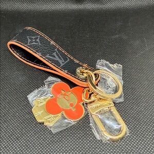 ✅ PRICE IS FIRM ✅ Fashion Luxury Black and Gold & Orange Keychain
